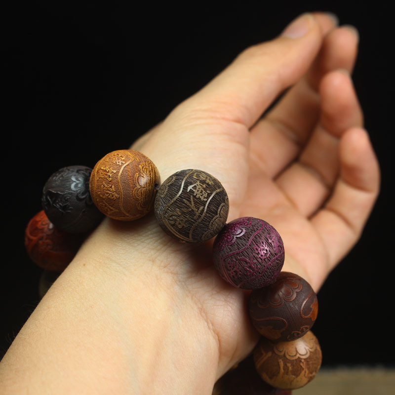 Bracciale buddista in legno di - Running Gear In A Car recensione e prezzo